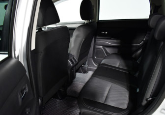 Подержанный автомобиль Mitsubishi Outlander 2019 года (12 фото)