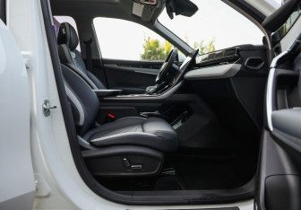 Подержанный автомобиль Geely Atlas 2023 года (26 фото)