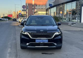 Подержанный автомобиль Kia Carnival 2020 года (2 фото)