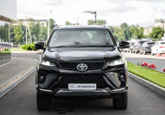 Подержанный автомобиль Toyota Fortuner 2021 года (4 фото)