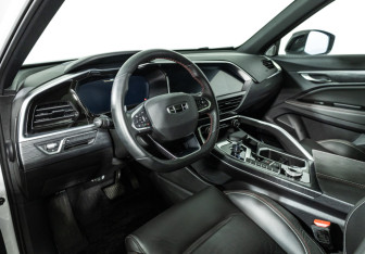 Подержанный автомобиль Geely Tugella 2024 года (11 фото)