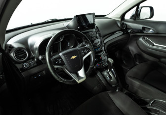 Подержанный автомобиль Chevrolet Orlando 2014 года (11 фото)