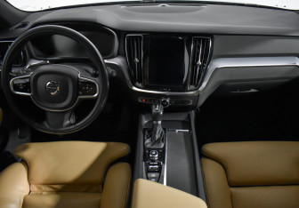 Подержанный автомобиль Volvo V60 2019 года (16 фото)