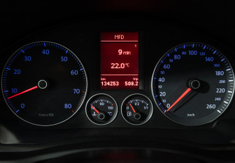 Подержанный автомобиль Volkswagen Golf Hatchback 2008 года (12 фото)