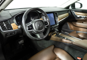 Подержанный автомобиль Volvo S90 2017 года (11 фото)
