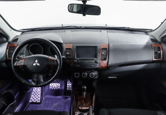 Подержанный автомобиль Mitsubishi Outlander 2009 года (13 фото)