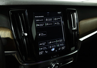 Подержанный автомобиль Volvo S90 2017 года (19 фото)