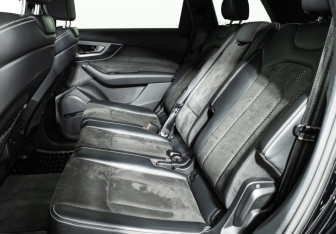 Подержанный автомобиль Audi Q7 2017 года (10 фото)