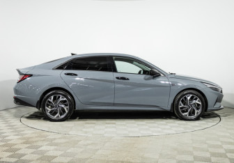 Подержанный автомобиль Hyundai Elantra Sedan 2021 года (4 фото)