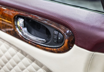Подержанный автомобиль Jaguar XJ 2008 года (24 фото)
