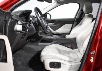 Подержанный автомобиль Jaguar F-Pace 2016 года (11 фото)