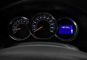 Подержанный автомобиль Renault Sandero 2015 года (16 фото)