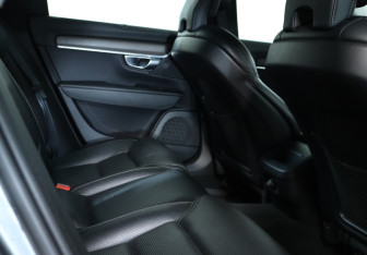 Подержанный автомобиль Volvo V90 Cross Country 2019 года (21 фото)
