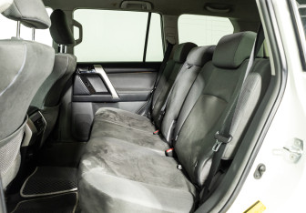 Подержанный автомобиль Toyota Land Cruiser Prado 2011 года (10 фото)