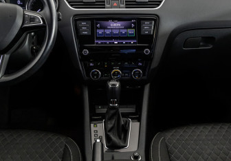 Подержанный автомобиль Skoda Octavia Liftback 2017 года (12 фото)