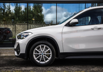 Подержанный автомобиль BMW X1 2021 года (10 фото)