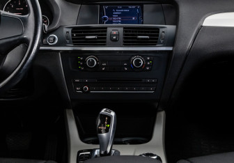 Подержанный автомобиль BMW X3 2012 года (12 фото)