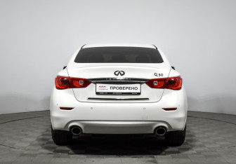 Подержанный автомобиль Infiniti Q50 2015 года (6 фото)