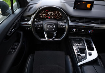 Подержанный автомобиль Audi Q7 2015 года (11 фото)