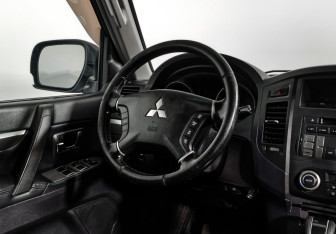 Подержанный автомобиль Mitsubishi Pajero 2008 года (15 фото)
