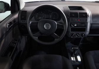 Подержанный автомобиль Volkswagen Polo Hatchback 2006 года (9 фото)