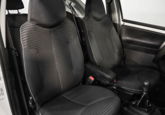 Подержанный автомобиль Peugeot 107 2012 года (17 фото)