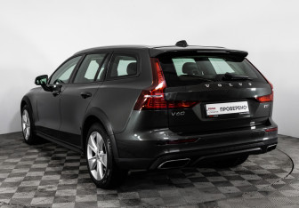 Подержанный автомобиль Volvo V60 Cross Country 2020 года (10 фото)