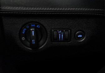 Подержанный автомобиль Chrysler 300C Sedan 2012 года (21 фото)