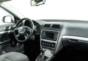 Подержанный автомобиль Skoda Octavia Liftback 2010 года (9 фото)