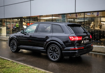 Подержанный автомобиль Audi Q7 2018 года (6 фото)