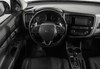 Подержанный автомобиль Mitsubishi Outlander 2016 года (11 фото)