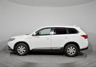 Подержанный автомобиль Mitsubishi Outlander 2017 года (9 фото)