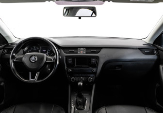 Подержанный автомобиль Skoda Octavia Liftback 2017 года (10 фото)