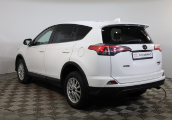 Подержанный автомобиль Toyota RAV4 2016 года (6 фото)