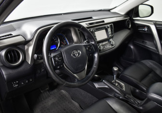 Подержанный автомобиль Toyota RAV4 2013 года (9 фото)
