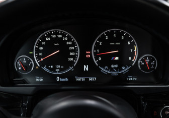 Подержанный автомобиль BMW X5 M 2016 года (18 фото)