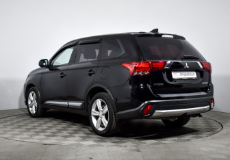 Подержанный автомобиль Mitsubishi Outlander 2017 года (7 фото)