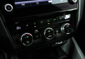 Подержанный автомобиль Skoda Octavia Liftback 2019 года (16 фото)