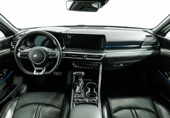 Подержанный автомобиль Kia K5 2021 года (13 фото)