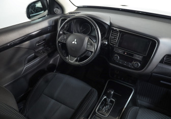 Подержанный автомобиль Mitsubishi Outlander 2019 года (8 фото)