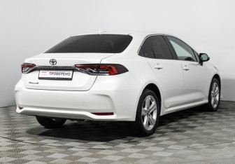 Подержанный автомобиль Toyota Corolla Sedan 2019 года (5 фото)