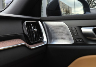 Подержанный автомобиль Volvo V60 Cross Country 2023 года (19 фото)