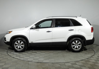 Подержанный автомобиль Kia Sorento 2012 года (8 фото)