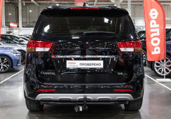 Подержанный автомобиль Kia Carnival 2017 года (9 фото)