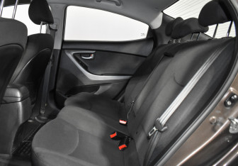 Подержанный автомобиль Hyundai Elantra Sedan 2015 года (13 фото)