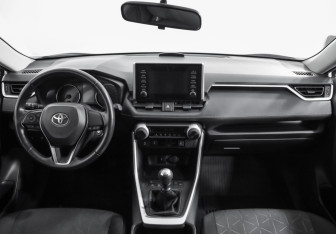 Подержанный автомобиль Toyota RAV4 2022 года (10 фото)