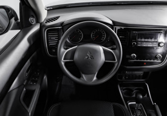 Подержанный автомобиль Mitsubishi Outlander 2020 года (10 фото)