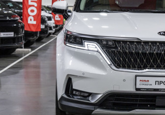 Подержанный автомобиль Kia Carnival 2020 года (4 фото)