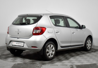Подержанный автомобиль Renault Sandero 2015 года (5 фото)