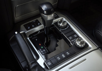 Подержанный автомобиль Toyota Land Cruiser Suv 2016 года (18 фото)